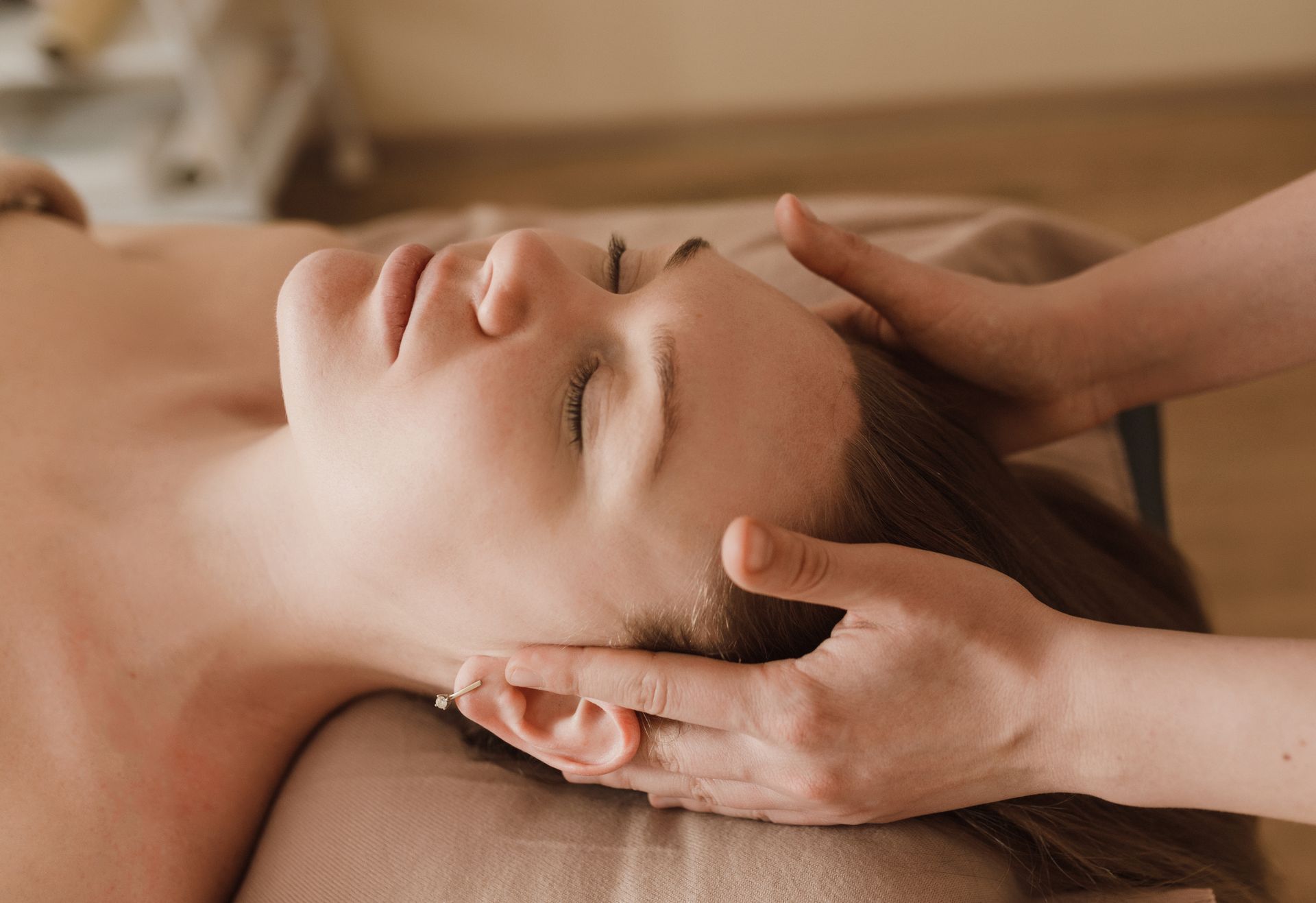 https://www.vecteezy.com/free-photos/head-massage?page=3